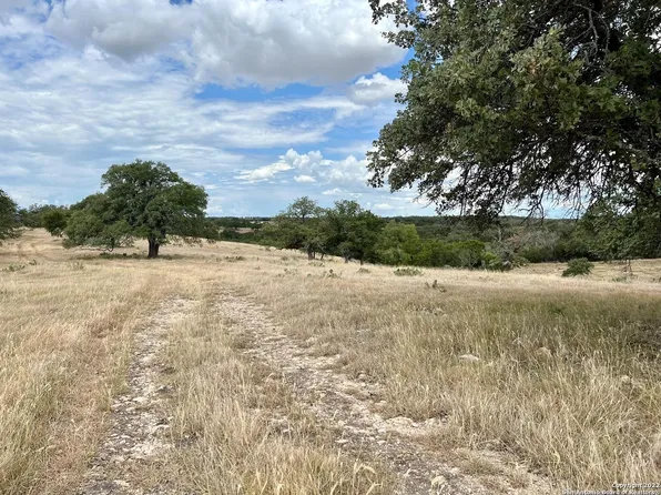 125 Loma Vista Dr, Kerrville, TX 78028