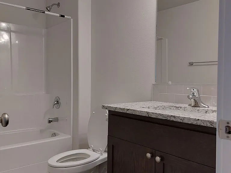 1013 Maple Dr W — Photo 15