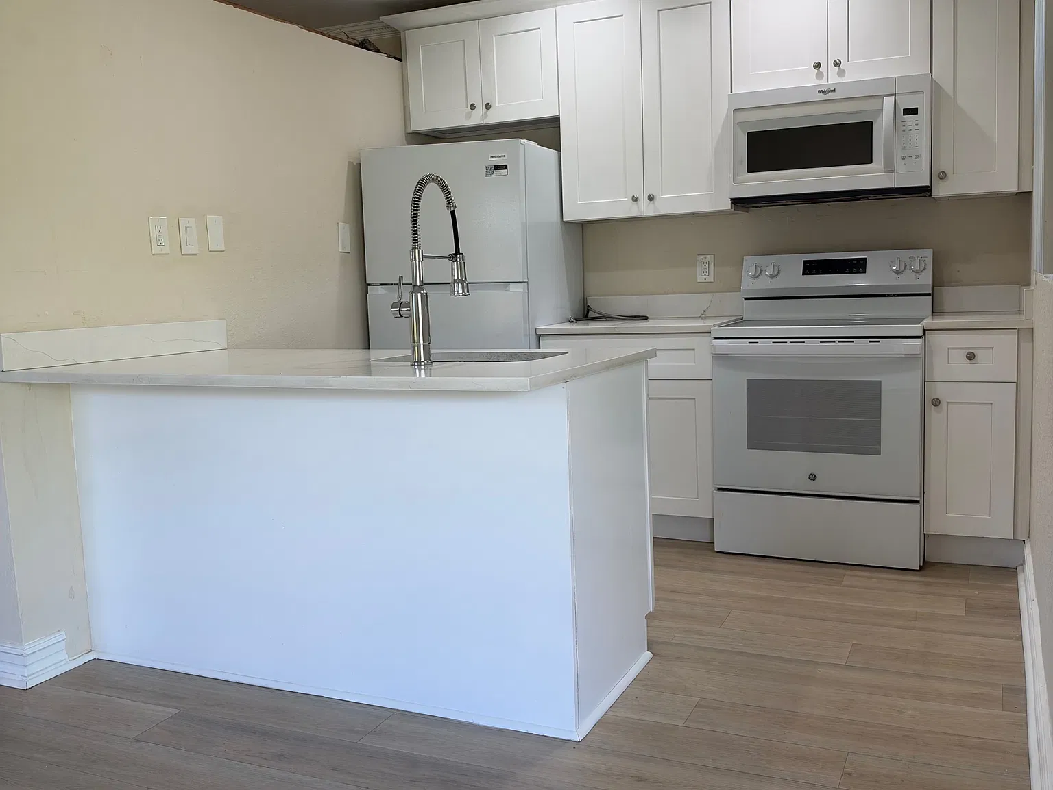 2 bed, 850 sqft, $2,300 — Photo 3