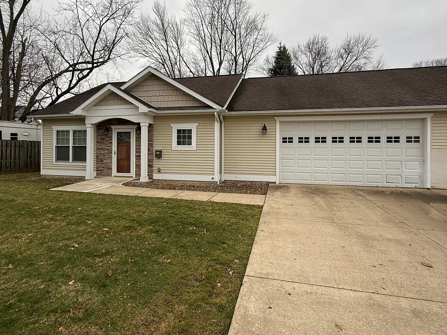 2 bed, 950 sqft, $1,100 — Photo 1