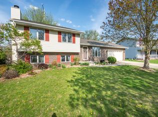 1572 Larson St, Sycamore, IL 60178