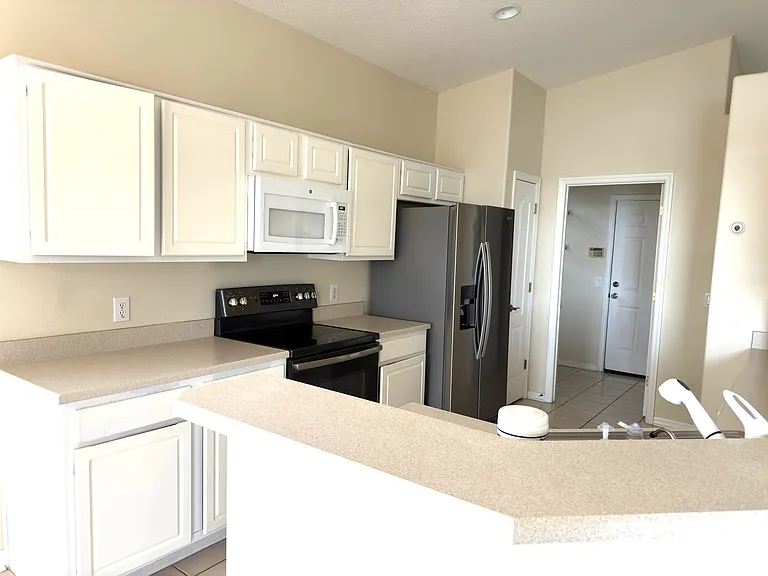 4913 Worthington Cir — Photo 2