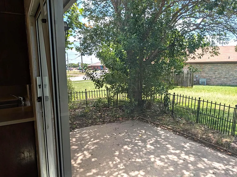 402 Skyline Ave — Photo 7