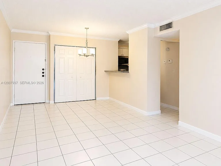 310 Fontainebleau Blvd #406 — Photo 8