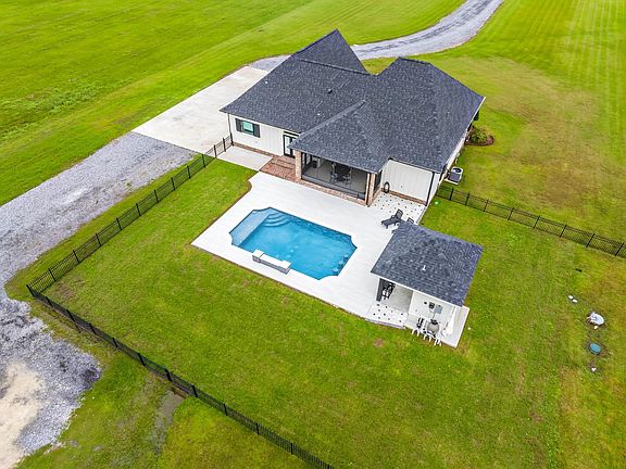 3rd image of 2811 Bayou Blue Rd