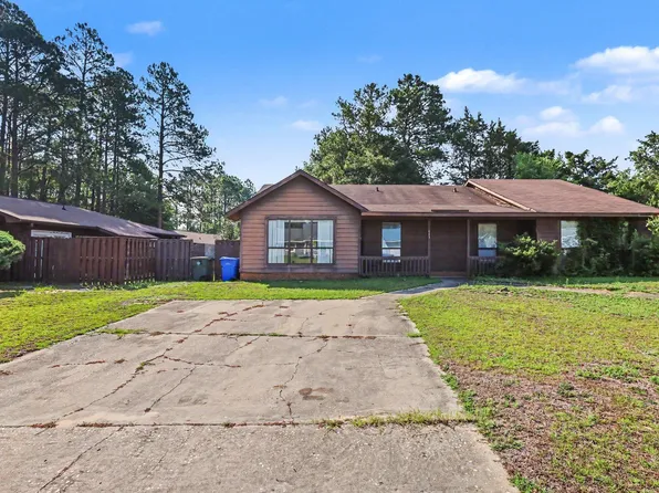645 Mosswood Ln, Fayetteville, NC 28311