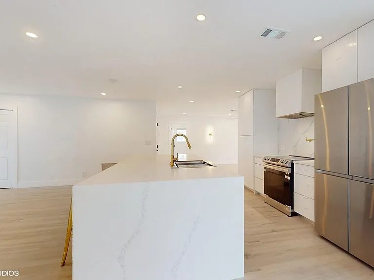4761 NE 28th Ave — Photo 12