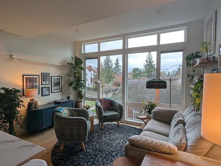 1604 E Thomas St — Photo 1