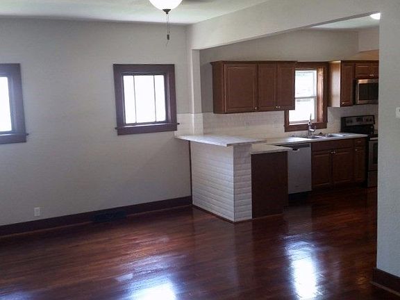 4th image of 802 N Jefferson Ave