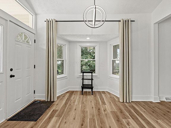 4th image of 550 Stewart Ave