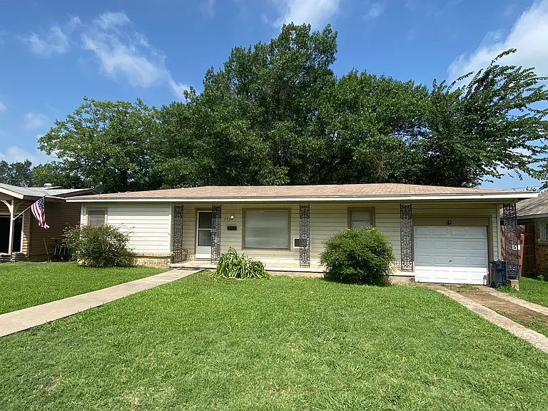 2204 San Jose Dr — Photo 1
