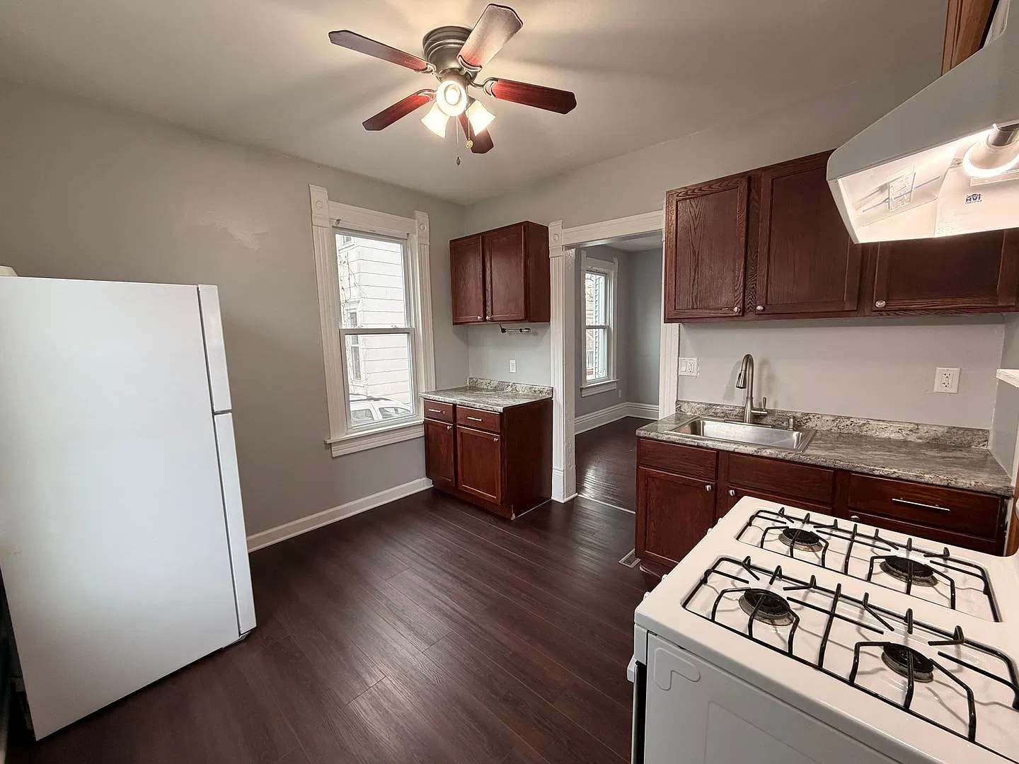 Modern Spacious 2+ Bedroom Lower Unit — Photo 4