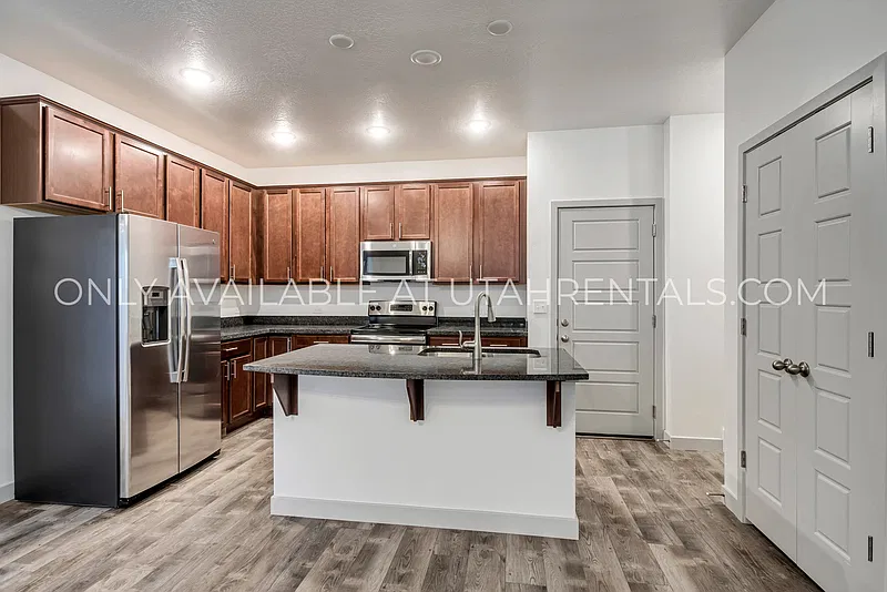 4 bed, 3.5 bath, 2318 sqft, $2,250 — Photo 4