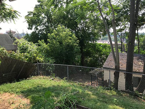 3rd image of 215 N 2nd Ave