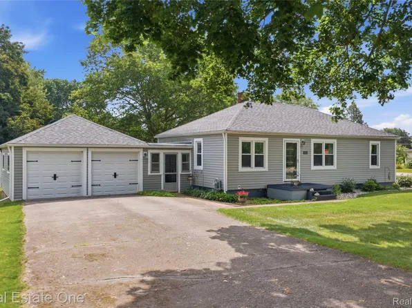 665 S Howell St, Pinckney, MI 48169