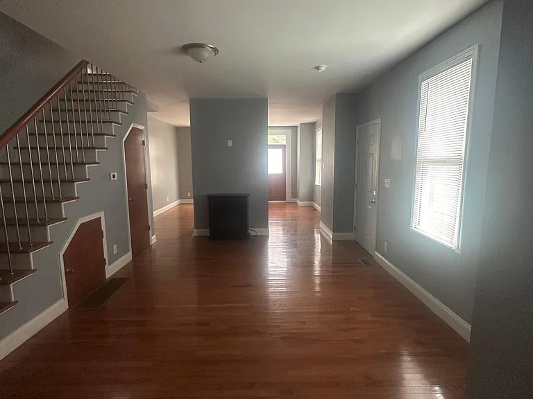 1063 Summit St — Photo 4
