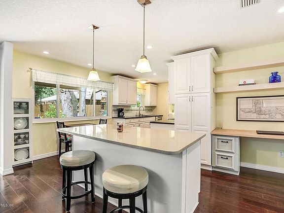 5th image of 522 N GOLDENROD Lane