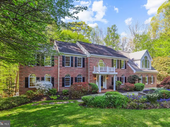 5937 Fairview Woods Dr, Fairfax Station, VA 22039