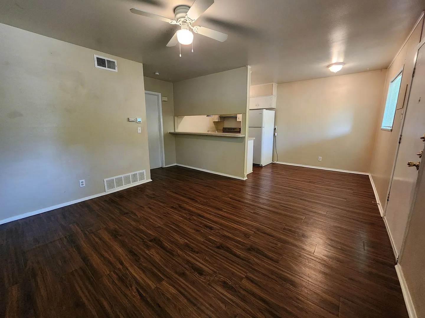 1/1 Triplex with easy access to IH 35 for Commuters! Fridge Included / NO Carpet! — Photo 4