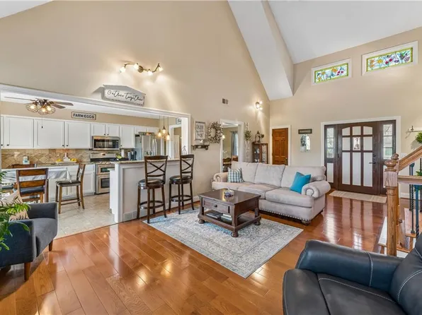 3711 NE Beechwood Dr, Lees Summit, MO 64064