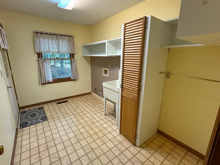 234 Amherst Ln — Photo 8