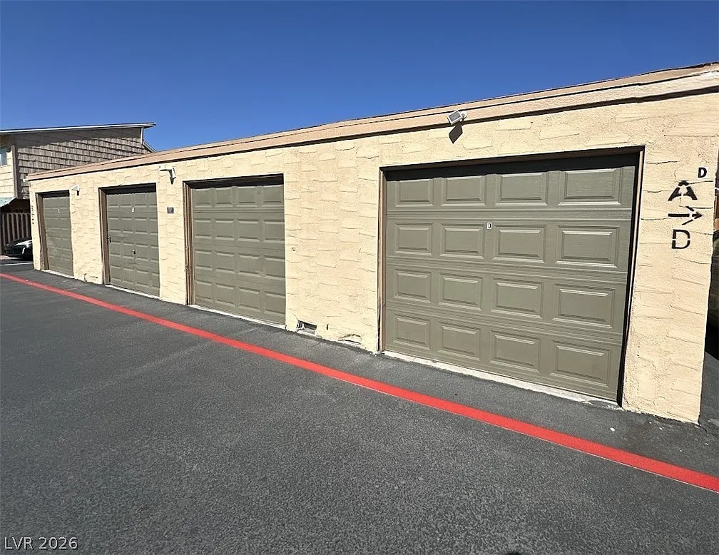 3 bed, 2.0 bath, 3648 sqft, $1,550 — Photo 2