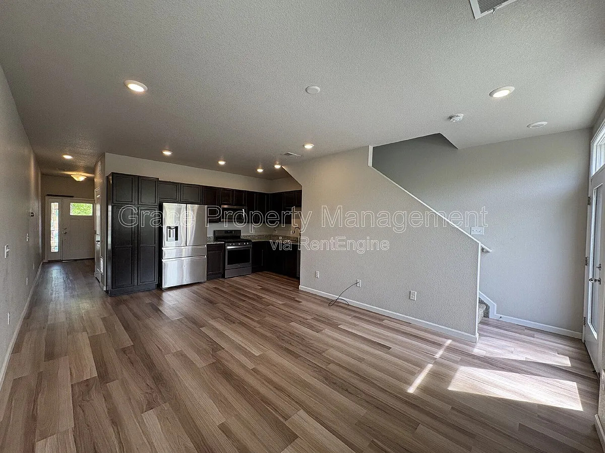 Building Photo - 1156 Oak Cir