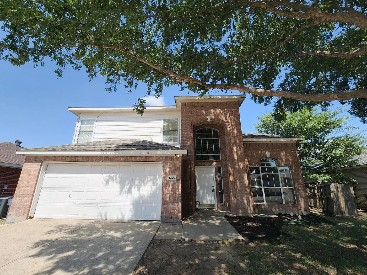 1225 Lake Haven Dr — Photo 2