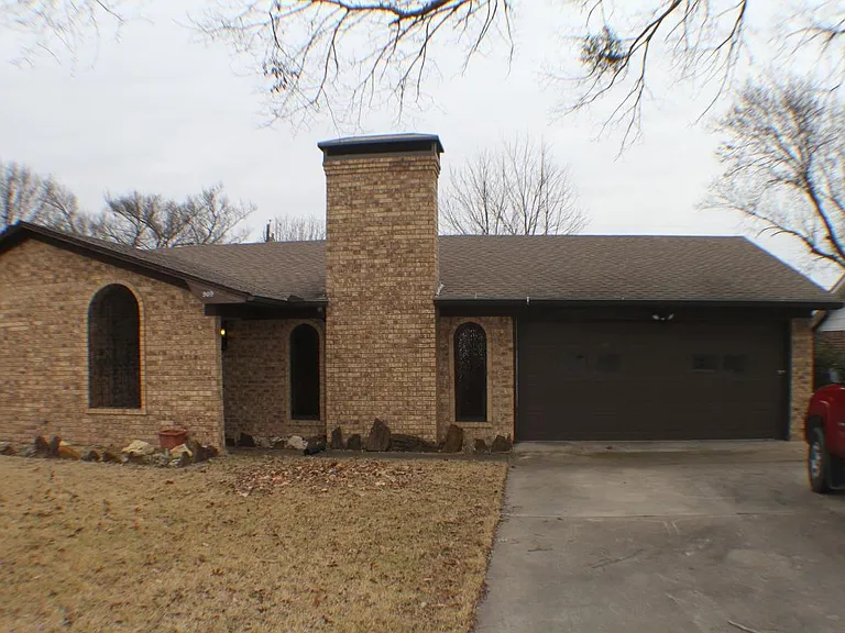 909 S Valentine Dr — Photo 1