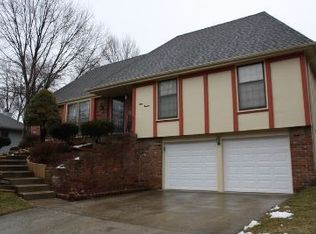 8019 N London Dr, Kansas City, MO 64151