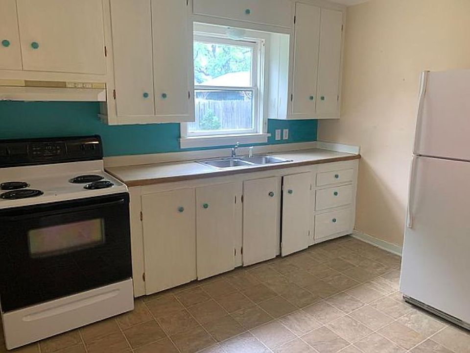 2nd image of 212 W 7th St