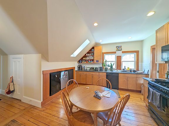 3rd image of 36 Orchard St Floor 1