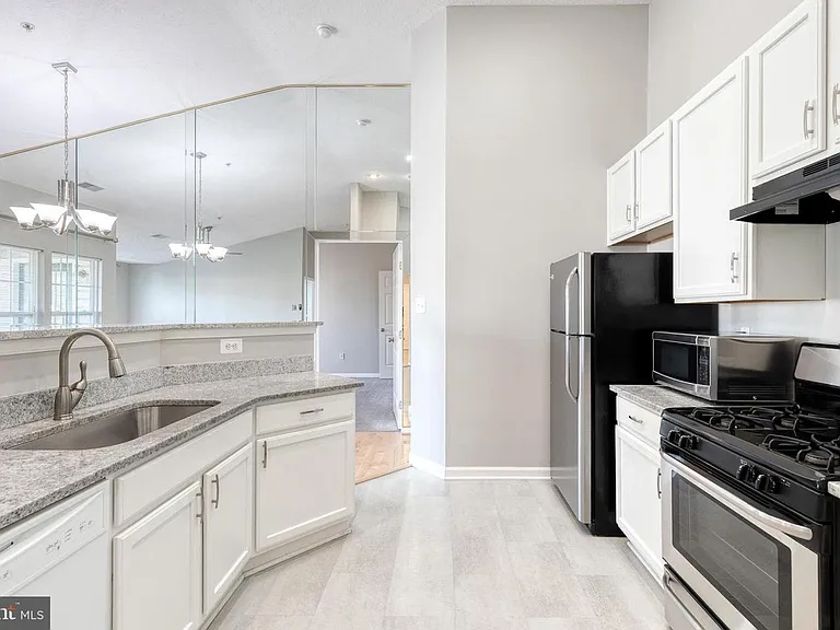 3021 Hunting Ridge Dr — Photo 9
