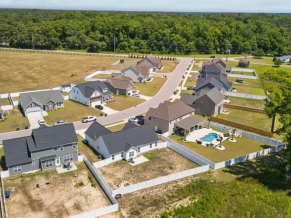 2nd image of 816 Knoll Circle