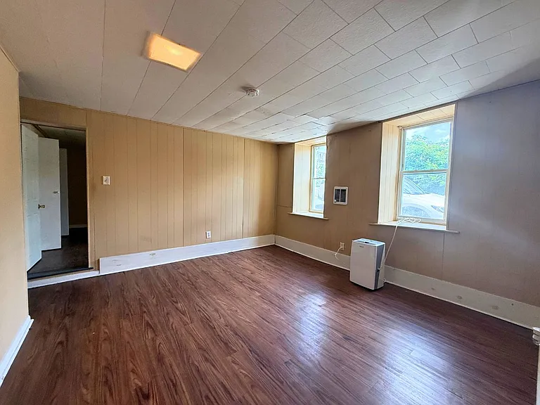 152 E Market St #B — Photo 4