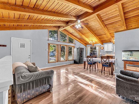 3rd image of 820 Meadows Dr