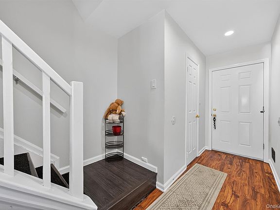 5th image of 12 Brook Dr