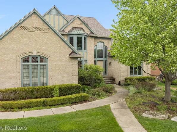 1930 Lexington Dr, Troy, MI 48084