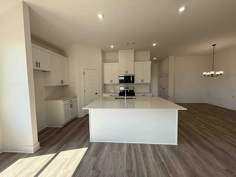 557 Arizona St — Photo 2