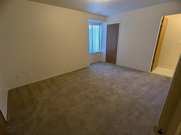 Lakeside Village Apartments — Photo 140