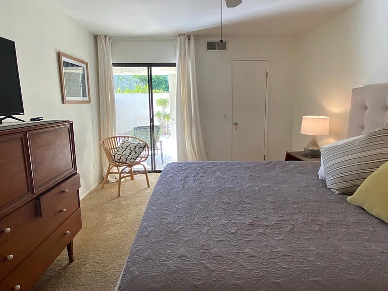 433 N Hermosa Dr — Photo 4