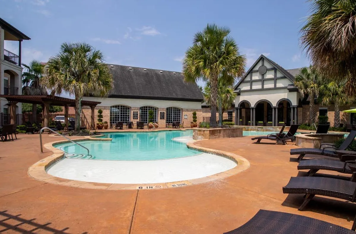 Resort style pool for relaxing - Woodland Hills