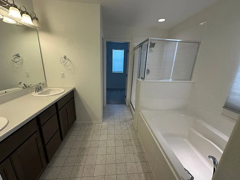 7226 Rim Bluff Ln — Photo 21