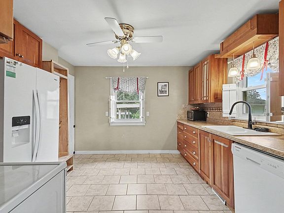 5th image of 222 Woodrow St