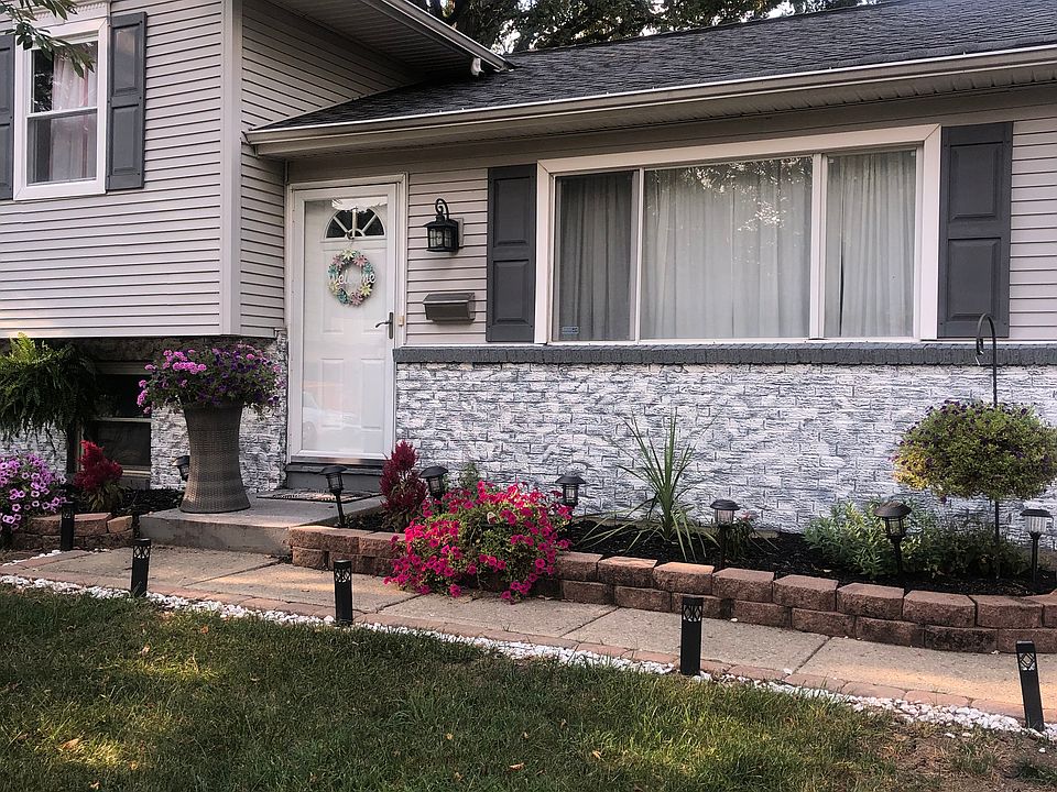 1st image of 858 Brookdale Dr