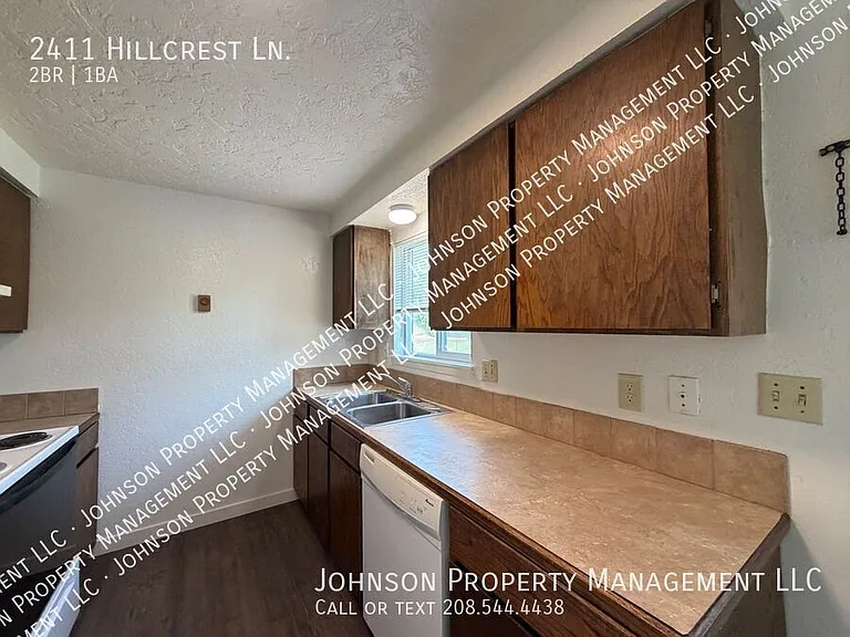 2411 Hillcrest Ln — Photo 2