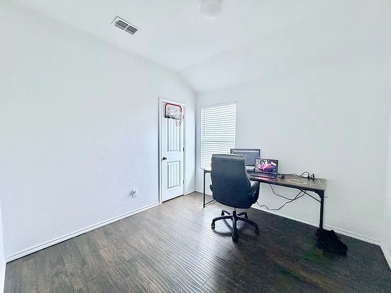 520 Cantebury Park Ln — Photo 12