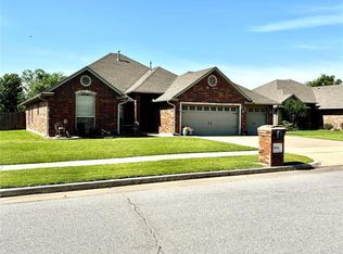 804 SW 32nd St, Moore, OK 73160