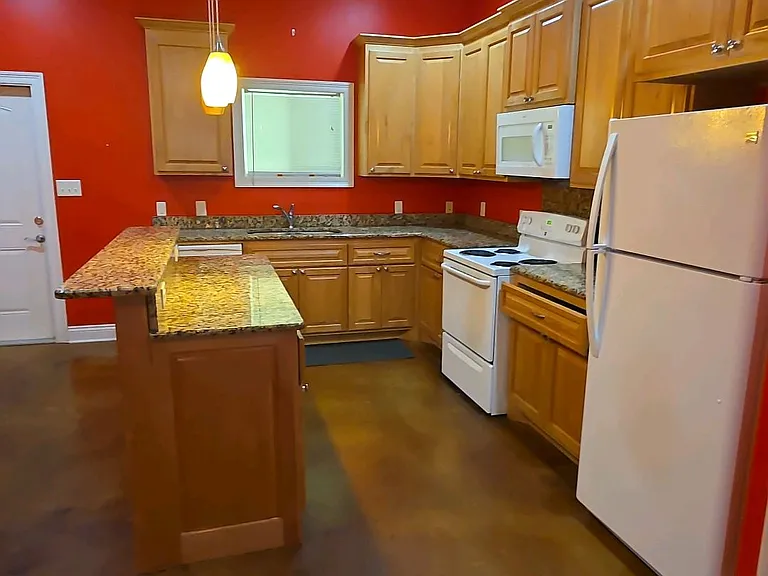 1107 Glenwood Dr — Photo 2