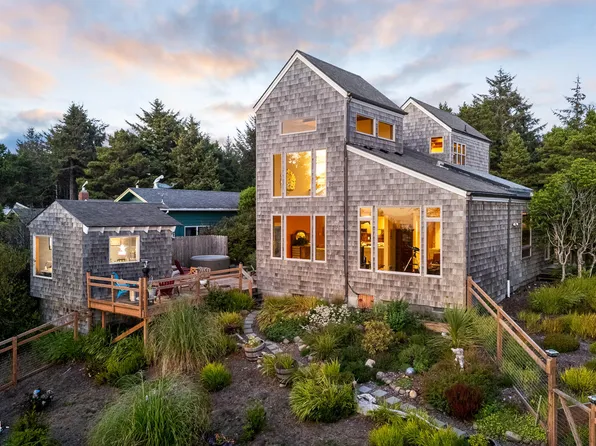 2738 SW Breakers Dr, Waldport, OR 97394